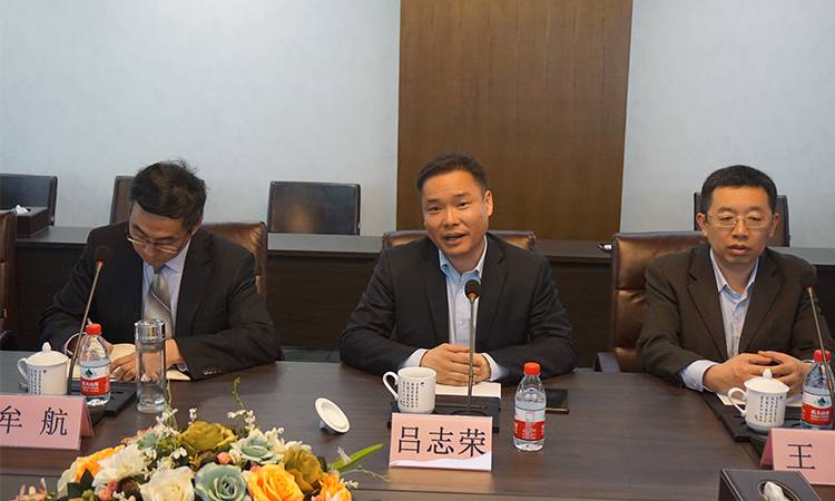 吕志荣博士对马烈红区长一行的到来表示热烈欢迎.